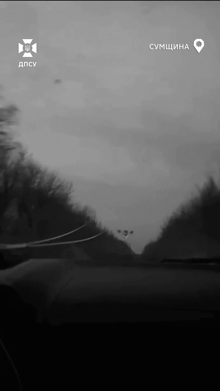 У Сумській області ворожий FPV-дрон влучив у лобове скло авто українських воїнів і не вибухнув: момент потрапив на відео dqxikeidqxitkant