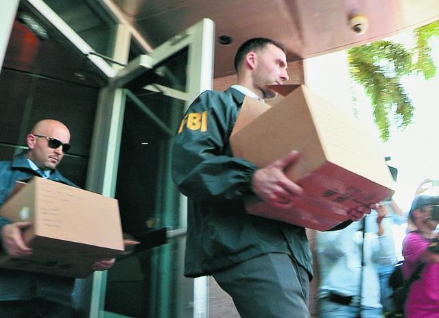 То, что блаттеровская система протекционизма и коррупции рушится только сейчас, объясняется вмешательством следственных органов США. На фото – агенты ФБР выносят ящики в ходе обыска в североамериканском офисе Ассоциации футбола Фото: EPA