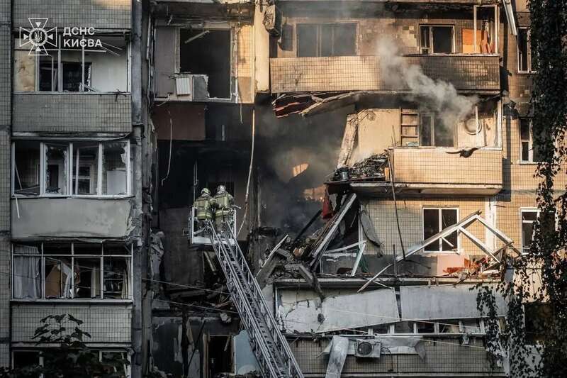 Вилетіли з вікна 6-го поверху: РФ ударом по Києву вбила тримісячного хлопчика та його матір. Фото та відео
