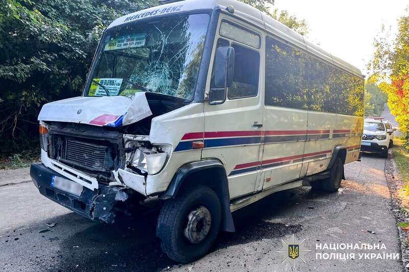 Водій маршрутки об’їжджав яму: на Рівненщині в ДТП загинув 20-річний мотоцикліст. Фото