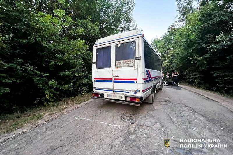 Водій маршрутки об’їжджав яму: на Рівненщині в ДТП загинув 20-річний мотоцикліст. Фото