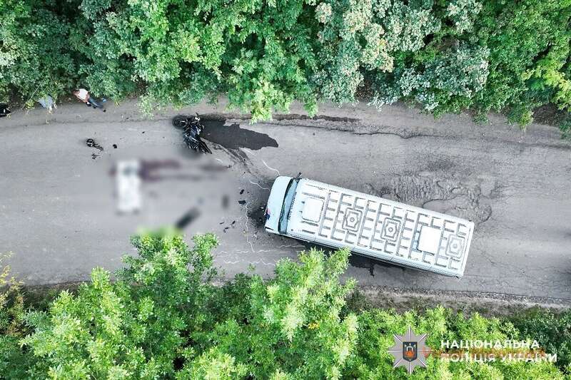 Водій маршрутки об’їжджав яму: на Рівненщині в ДТП загинув 20-річний мотоцикліст. Фото