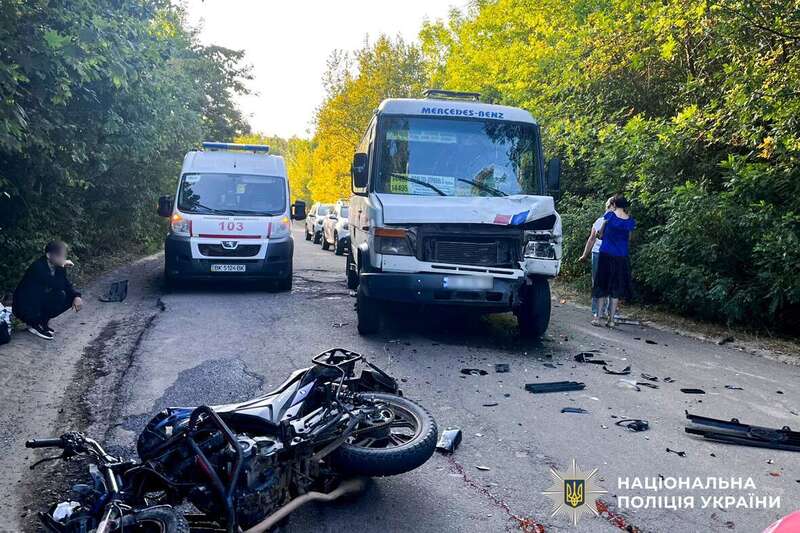 Водій маршрутки об’їжджав яму: на Рівненщині в ДТП загинув 20-річний мотоцикліст. Фото dqxikeidqxiqqeant