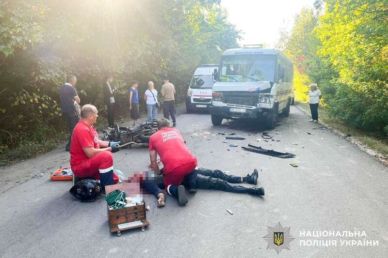 Водій маршрутки об’їжджав яму: на Рівненщині в ДТП загинув 20-річний мотоцикліст. Фото