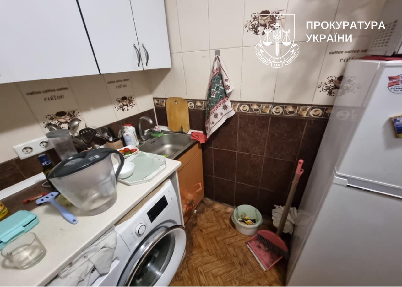 Тіла виявили в орендованій квартирі: у Києві поліція розслідує вбивство жінки та її 14-річної доньки. Фото