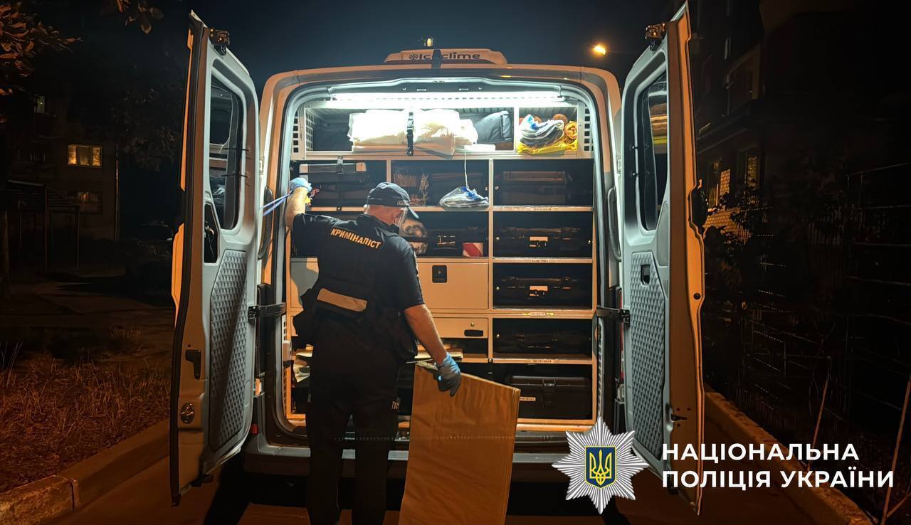 Тіла виявили в орендованій квартирі: у Києві поліція розслідує вбивство жінки та її 14-річної доньки. Фото