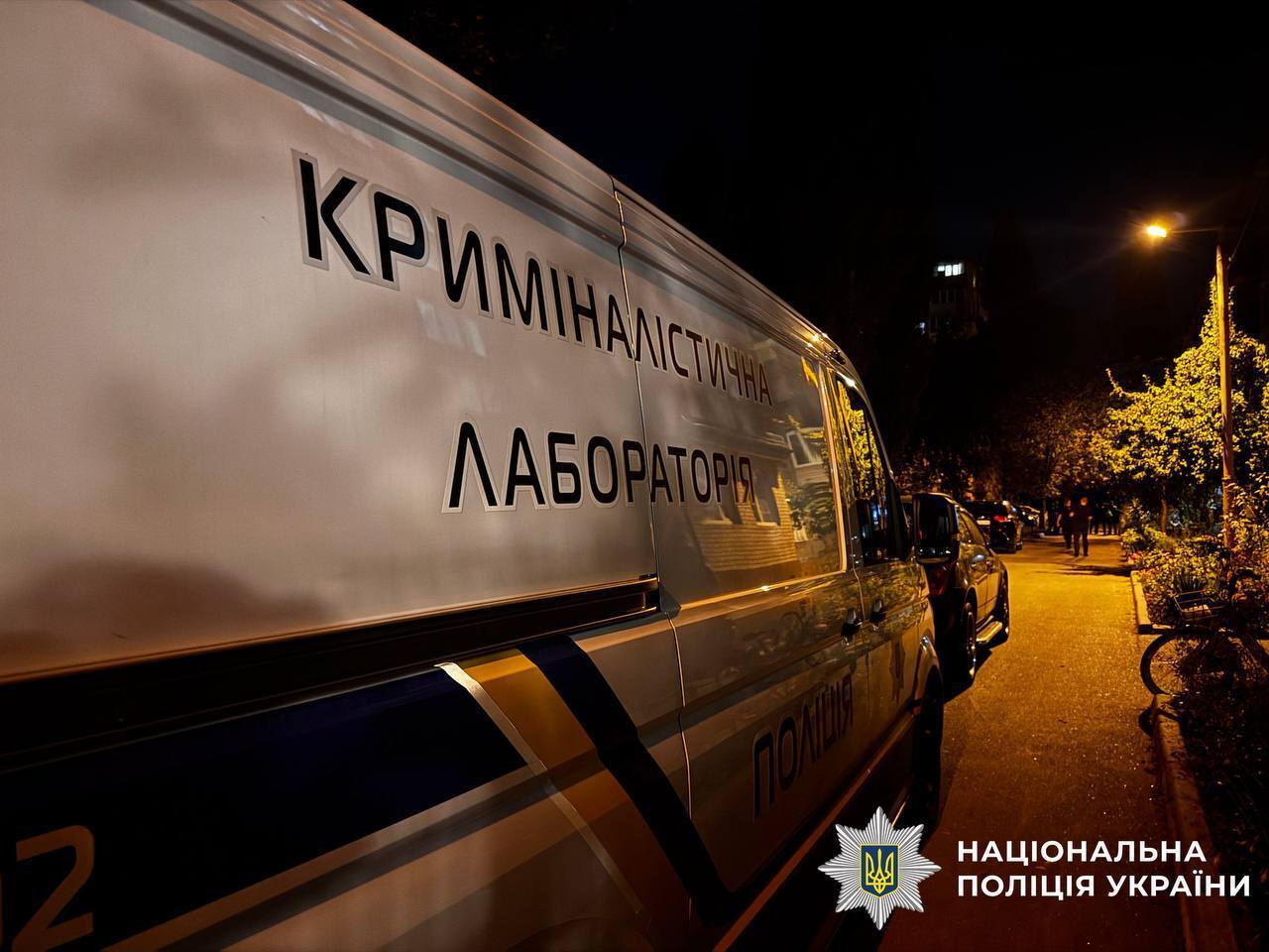 Тіла виявили в орендованій квартирі: у Києві поліція розслідує вбивство жінки та її 14-річної доньки. Фото