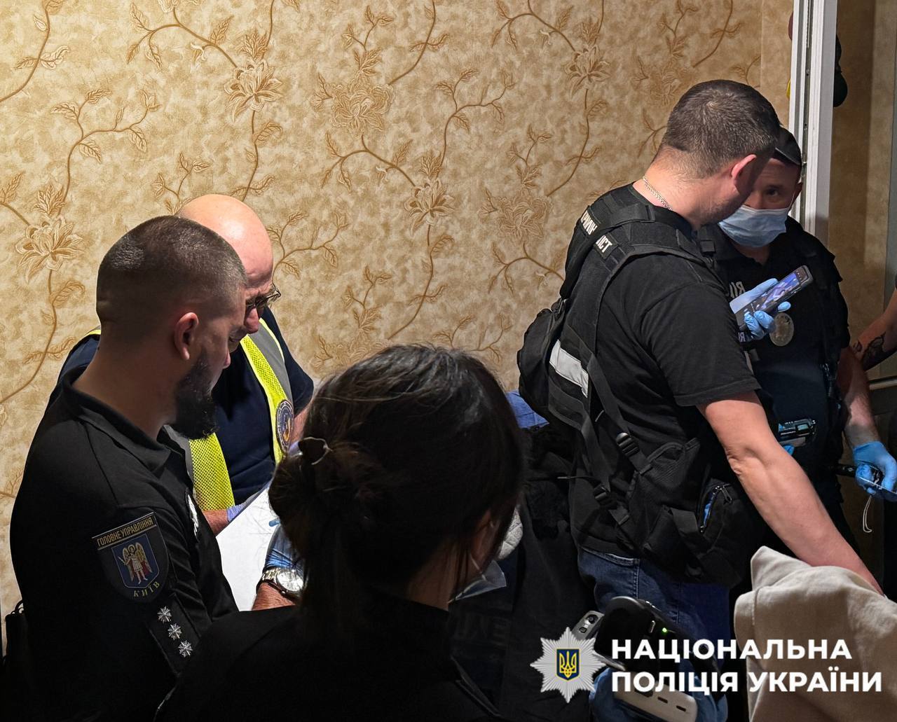 Тіла виявили в орендованій квартирі: у Києві поліція розслідує вбивство жінки та її 14-річної доньки. Фото