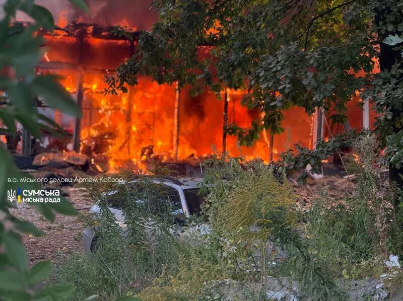 Russia struck Sumy with drones: a non-residential building is on fire dqxikeidqxitkant