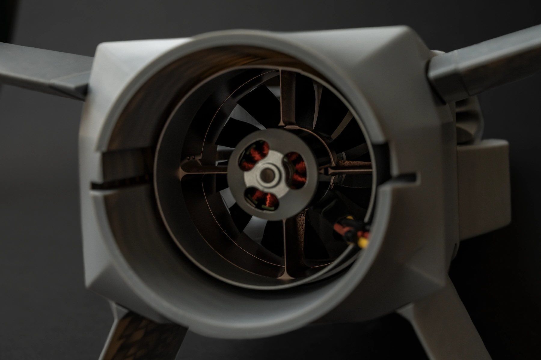 Може здійснювати вертикальний зліт: у Чехії представили дрон-перехоплювач JWI-4000, здатний знищувати