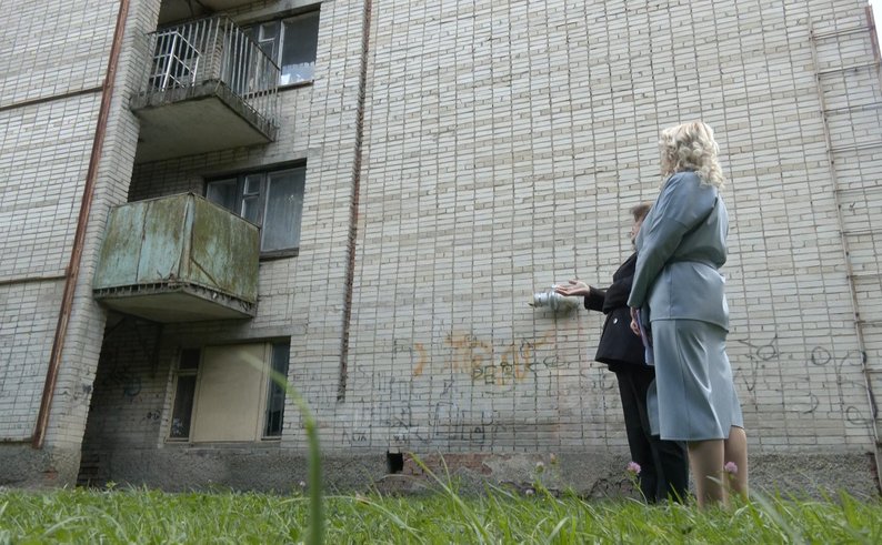 У Луцьку студентка випала з балкона. Що розповіли в гуртожитку dqxikeidqxitkant