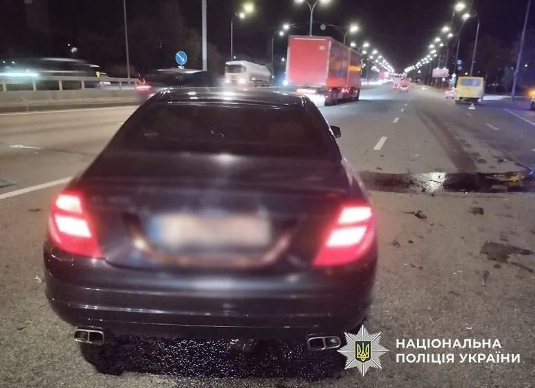 В Киеве пьяный водитель Mercedes на скорости врезался в маршрутку: есть пострадавшая. Фото dqxikeidqxitkant