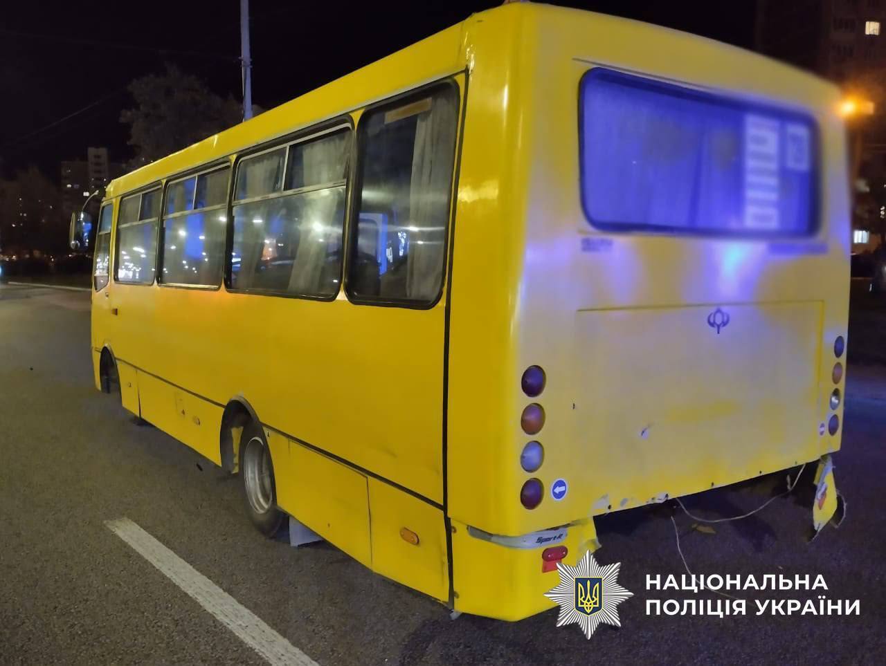 В Киеве пьяный водитель Mercedes на скорости врезался в маршрутку: есть пострадавшая. Фото