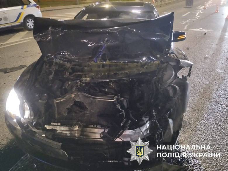В Киеве пьяный водитель Mercedes на скорости врезался в маршрутку: есть пострадавшая. Фото