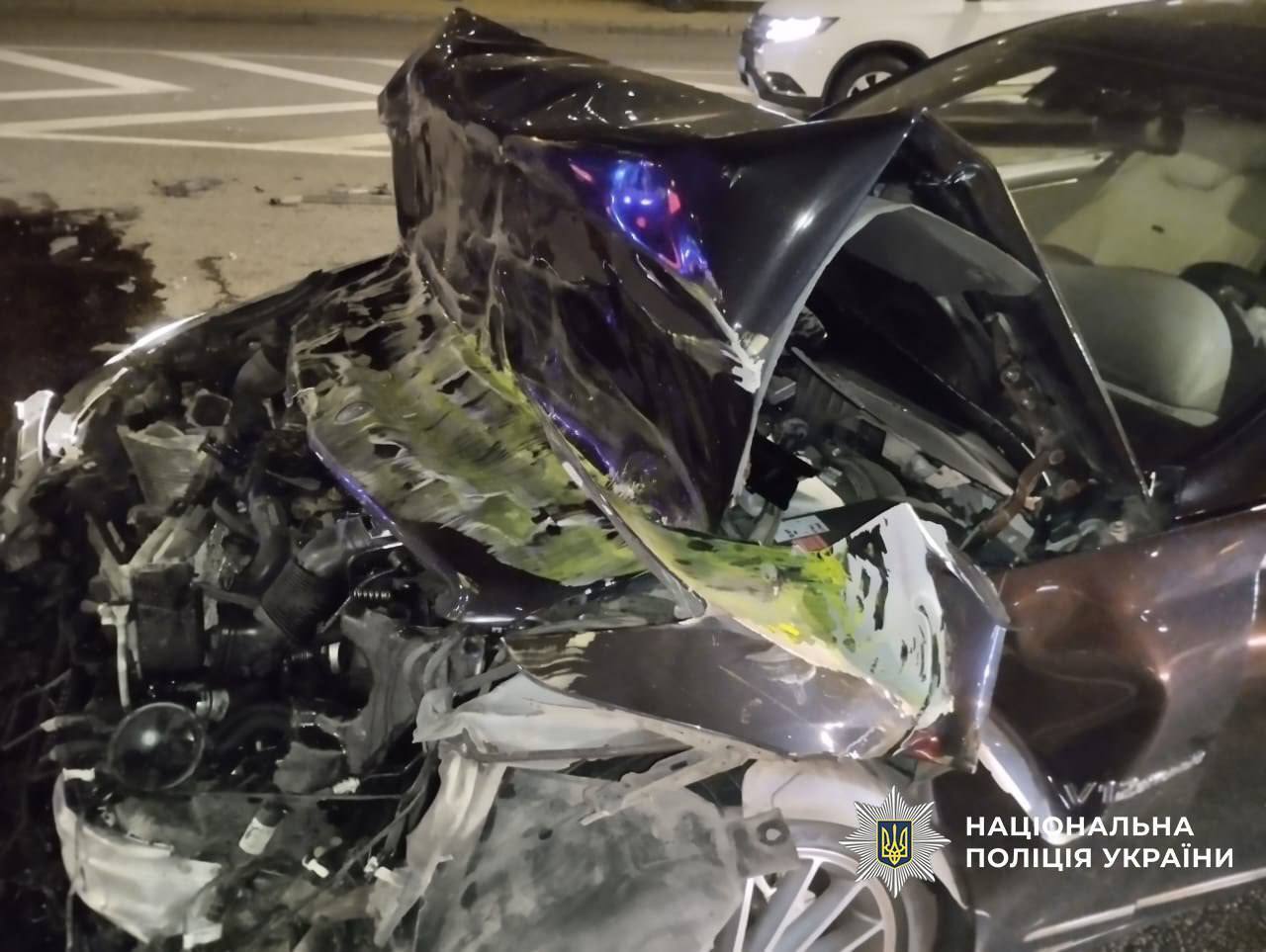 В Киеве пьяный водитель Mercedes на скорости врезался в маршрутку: есть пострадавшая. Фото