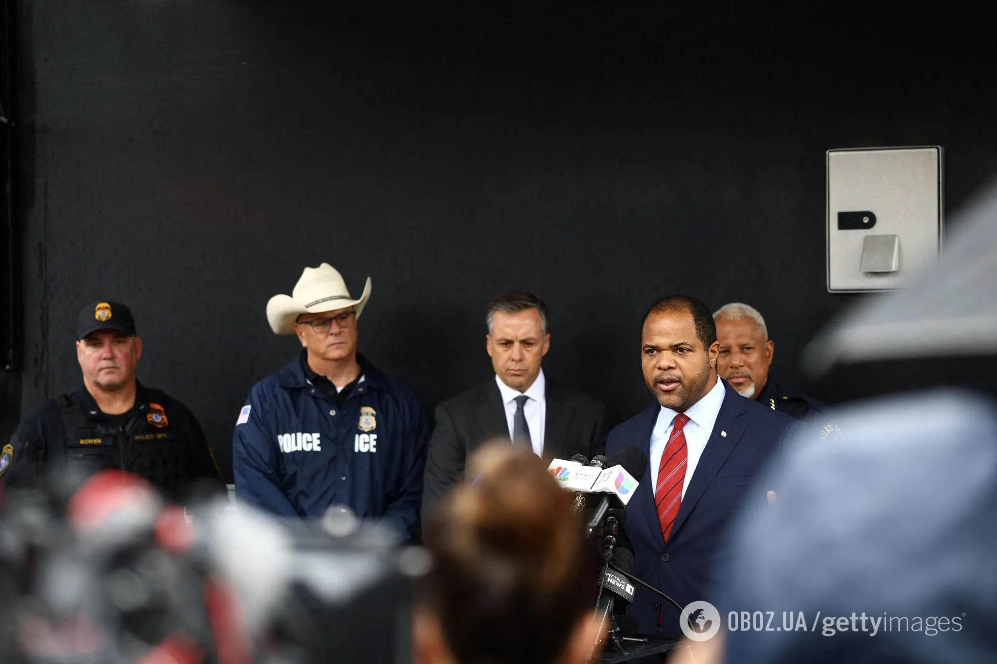 В США снайпер устроил стрельбу по офису миграционной службы: есть погибший и раненые. Фото