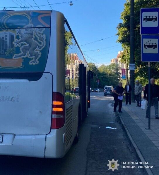 У Львові чоловік випав з автобуса й отримав травму голови: з’явились дані про його стан dqxikeidqxitkant