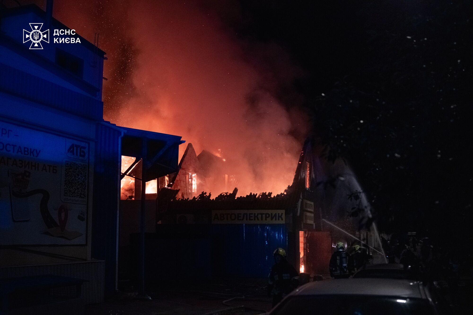 У Києві сталась масштабна пожежа: горіли СТО та приватний будинок. Фото та відео dqxikeidqxitkant