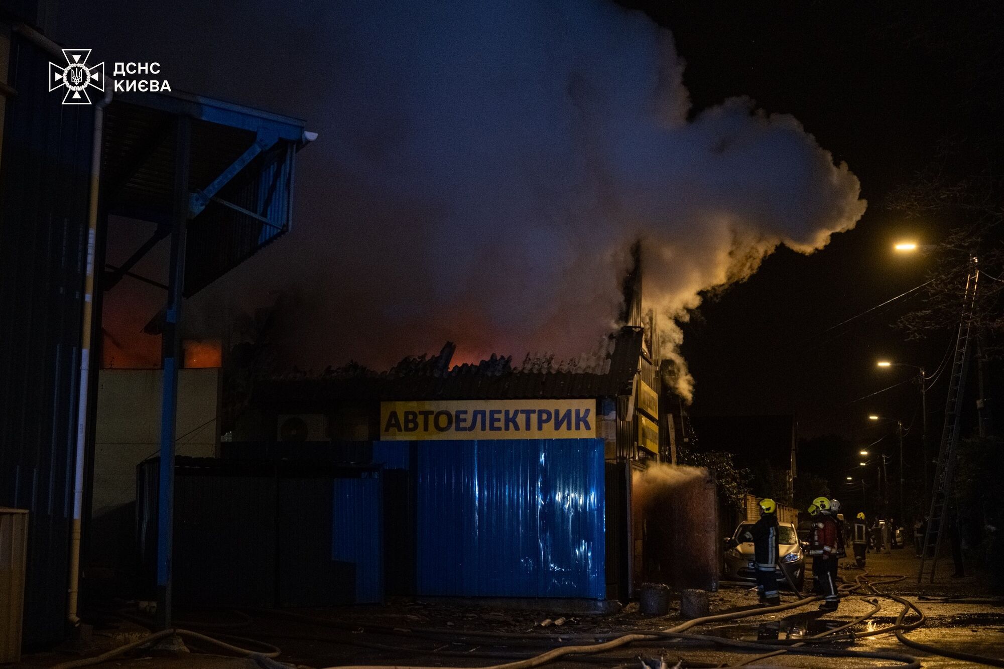 У Києві сталась масштабна пожежа: горіли СТО та приватний будинок. Фото та відео