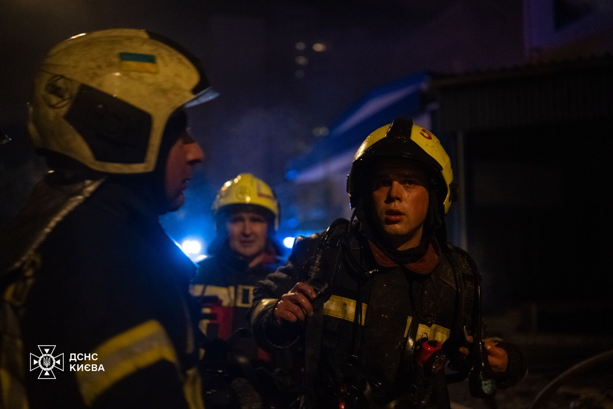 У Києві сталась масштабна пожежа: горіли СТО та приватний будинок. Фото та відео