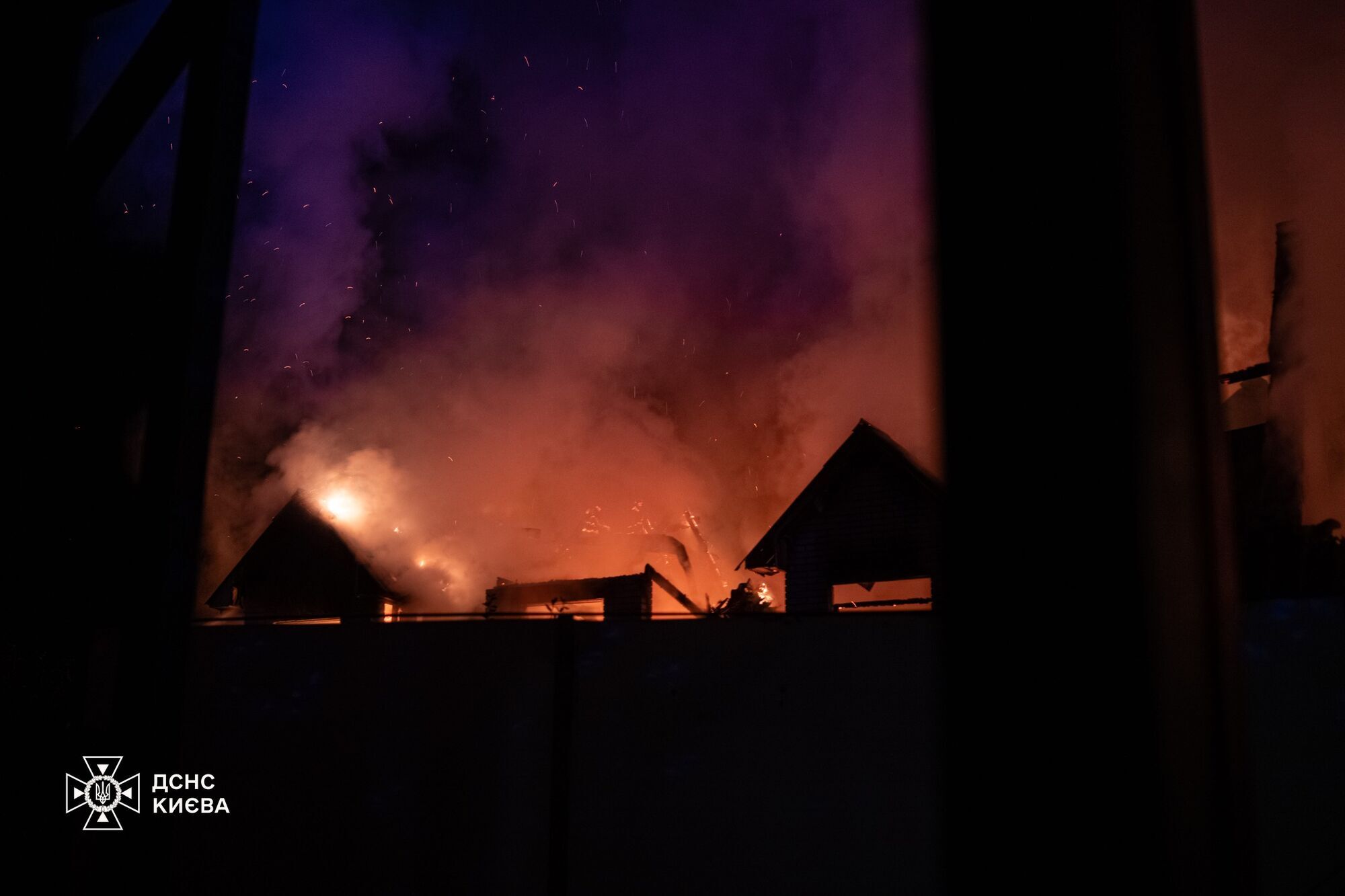У Києві сталась масштабна пожежа: горіли СТО та приватний будинок. Фото та відео