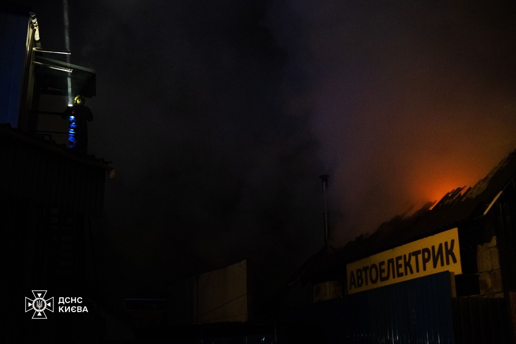 У Києві сталась масштабна пожежа: горіли СТО та приватний будинок. Фото та відео