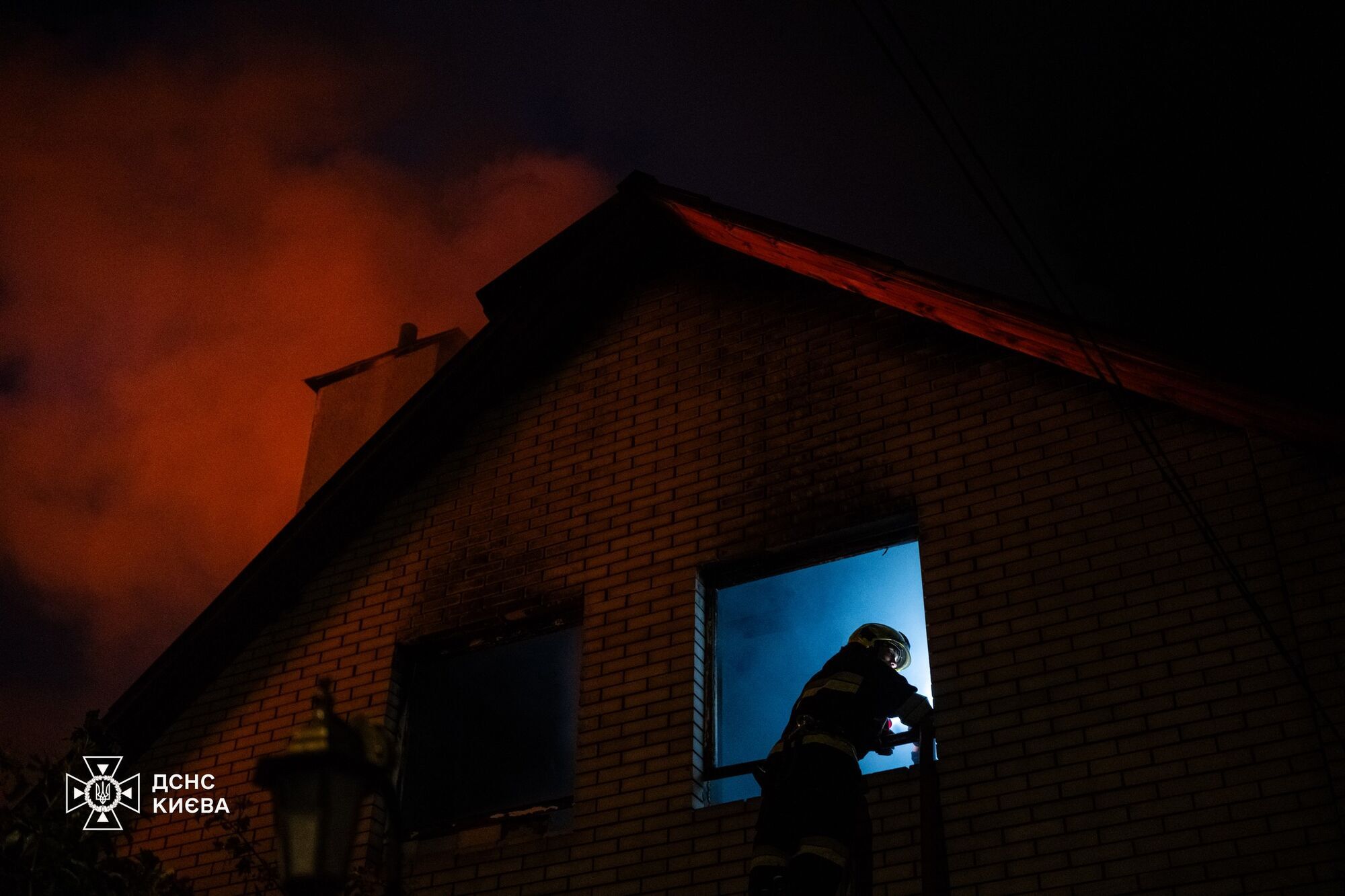 У Києві сталась масштабна пожежа: горіли СТО та приватний будинок. Фото та відео