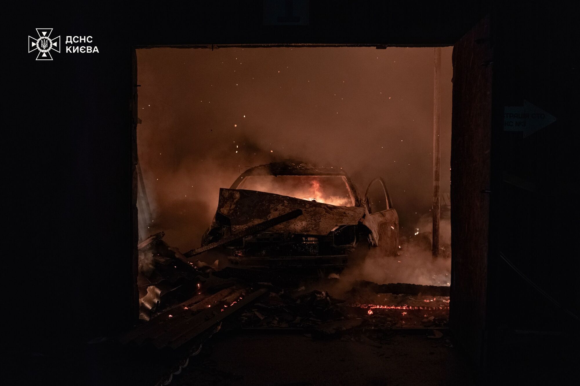 У Києві сталась масштабна пожежа: горіли СТО та приватний будинок. Фото та відео