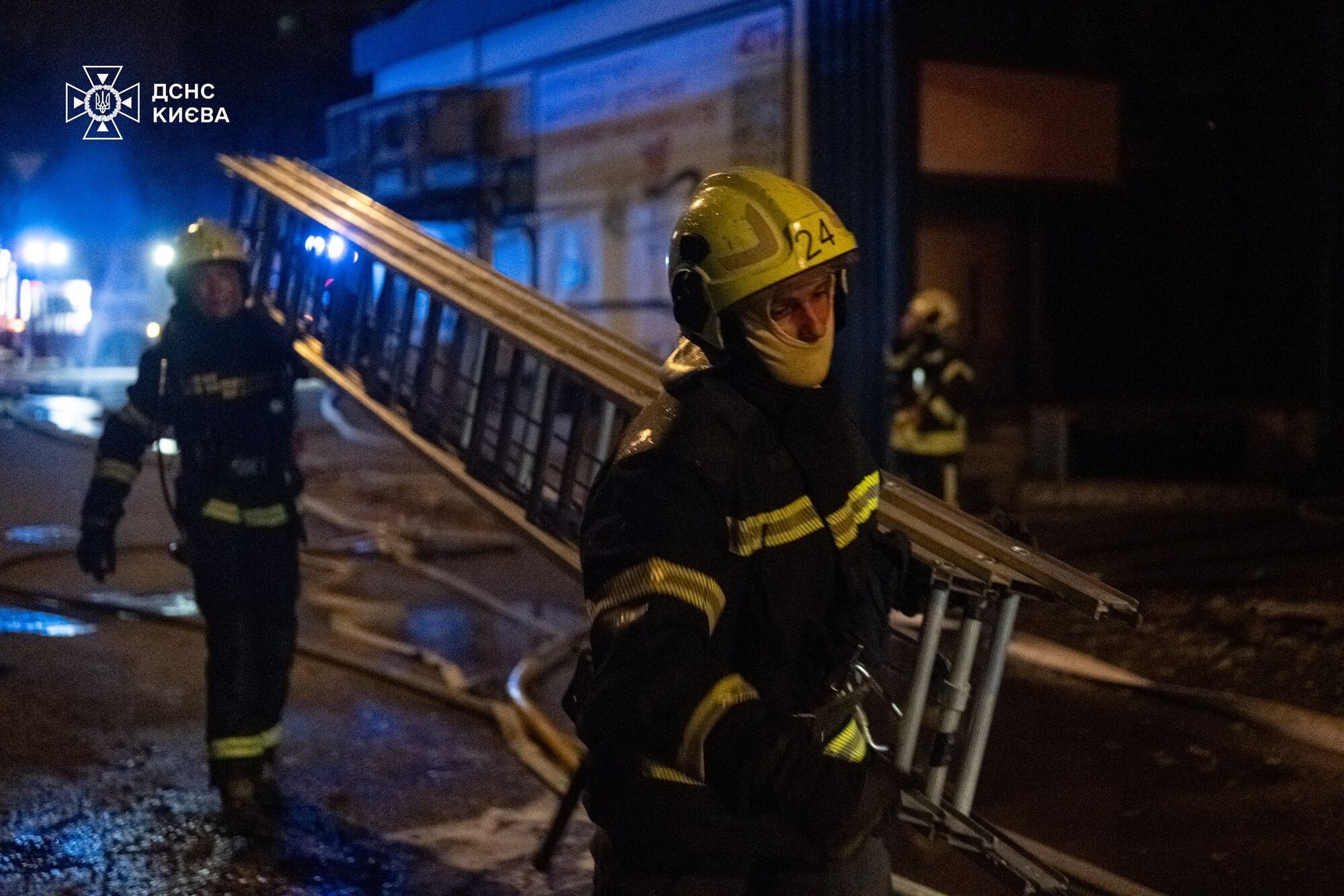 У Києві сталась масштабна пожежа: горіли СТО та приватний будинок. Фото та відео