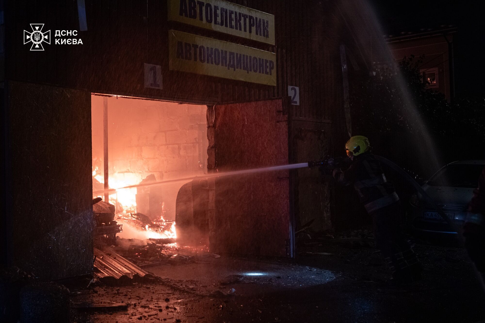 У Києві сталась масштабна пожежа: горіли СТО та приватний будинок. Фото та відео