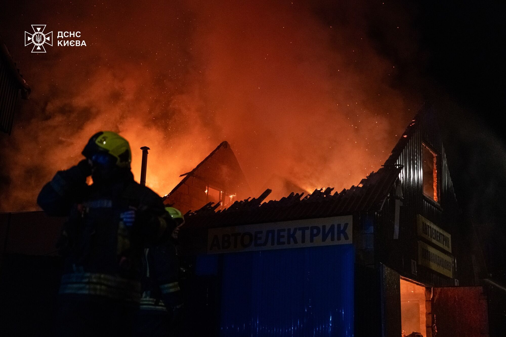 У Києві сталась масштабна пожежа: горіли СТО та приватний будинок. Фото та відео