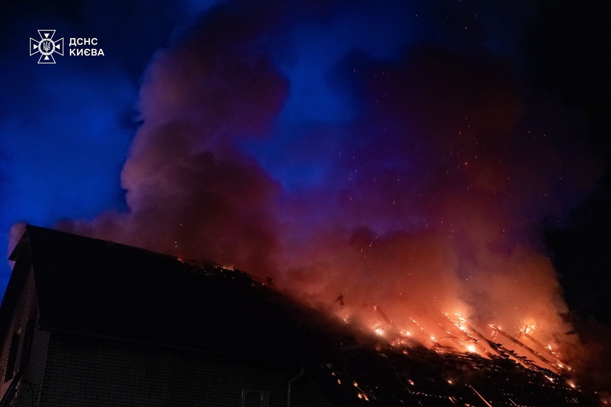 У Києві сталась масштабна пожежа: горіли СТО та приватний будинок. Фото та відео