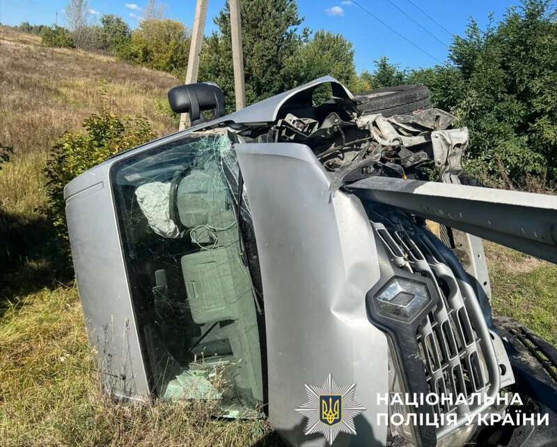 На Киевщине отбойник в результате ДТП пробил насквозь микроавтобус: есть погибший. Фото и подробности