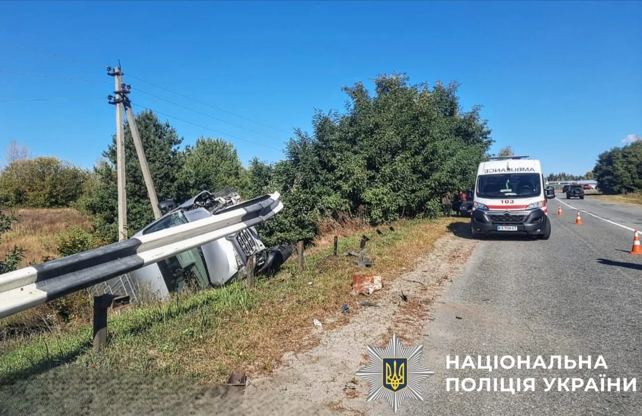 На Київщині відбійник внаслідок ДТП пробив наскрізь мікроавтобус: є загиблий. Фото та подробиці