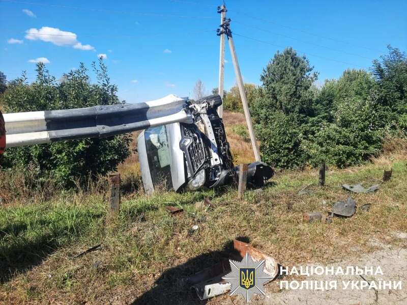 На Київщині відбійник внаслідок ДТП пробив наскрізь мікроавтобус: є загиблий. Фото та подробиці