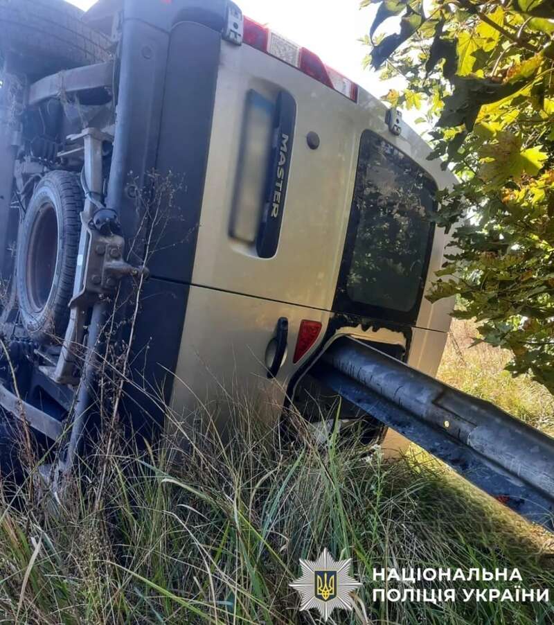 На Київщині відбійник внаслідок ДТП пробив наскрізь мікроавтобус: є загиблий. Фото та подробиці