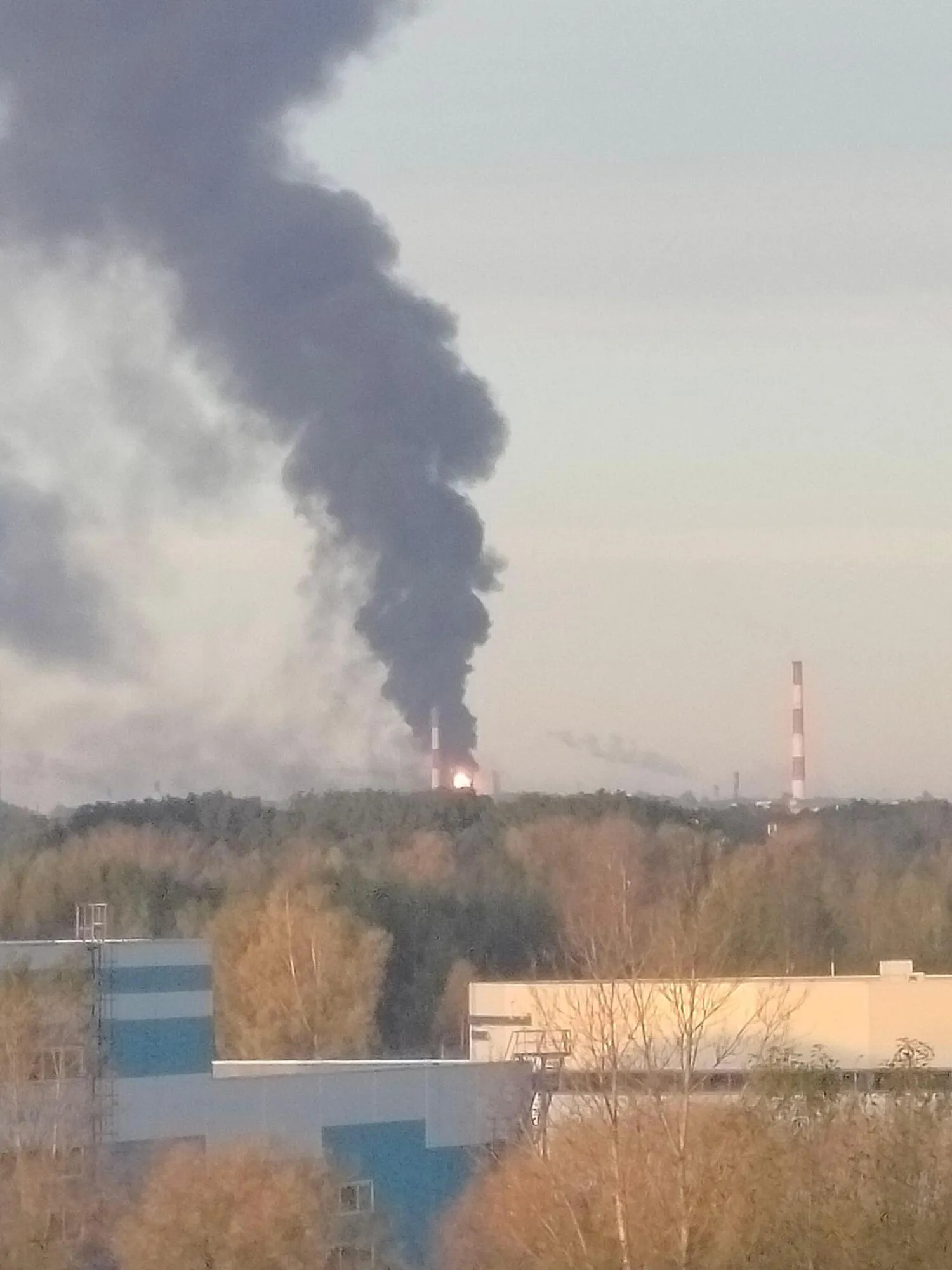Столб дыма видно издалека: в российском Ярославле вспыхнул мощный пожар на НПЗ. Фото и видео