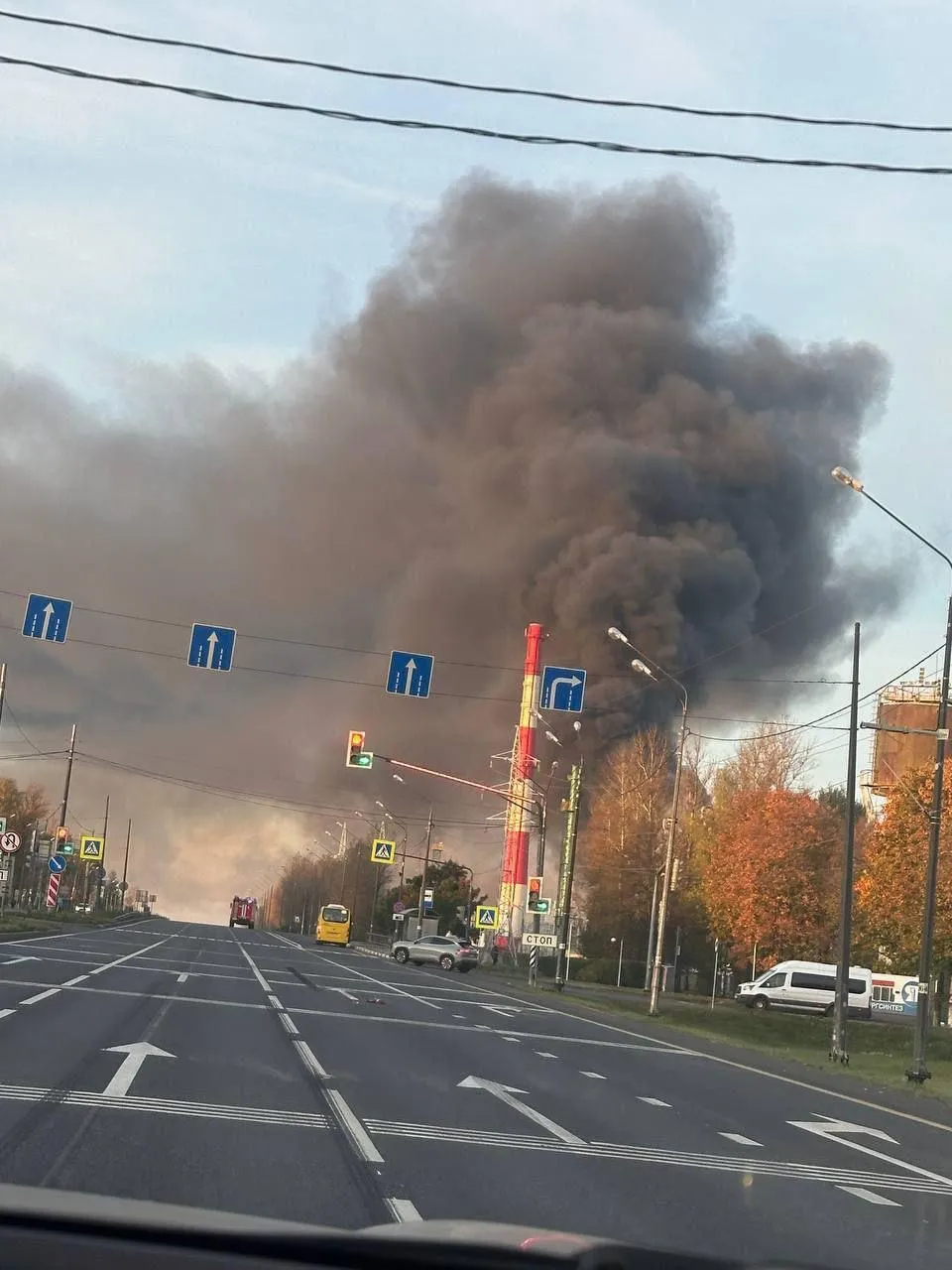 Стовп диму видно здалеку: у російському Ярославлі спалахнула потужна пожежа на НПЗ. Фото і відео