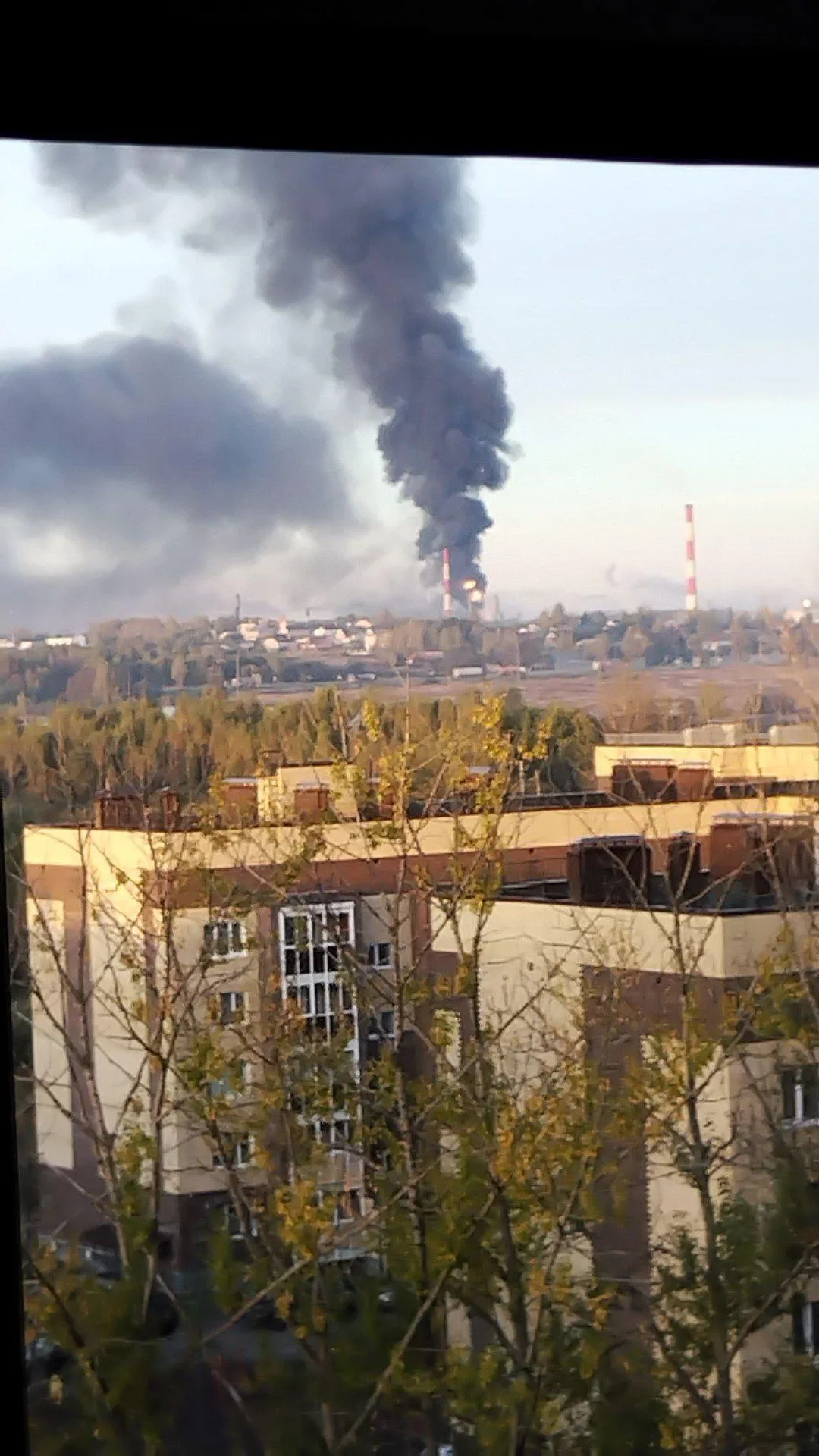 Стовп диму видно здалеку: у російському Ярославлі спалахнула потужна пожежа на НПЗ. Фото і відео