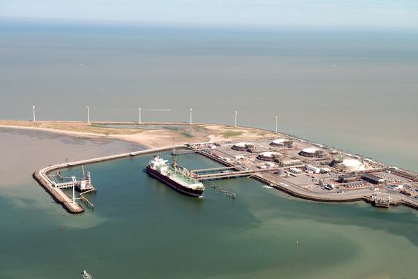 Вид с воздуха на терминал СПГ в Зебрюгге с пришвартованным танкером СПГ и резервуарами для хранения, видимыми на месте dqxikeidqxiqqeant