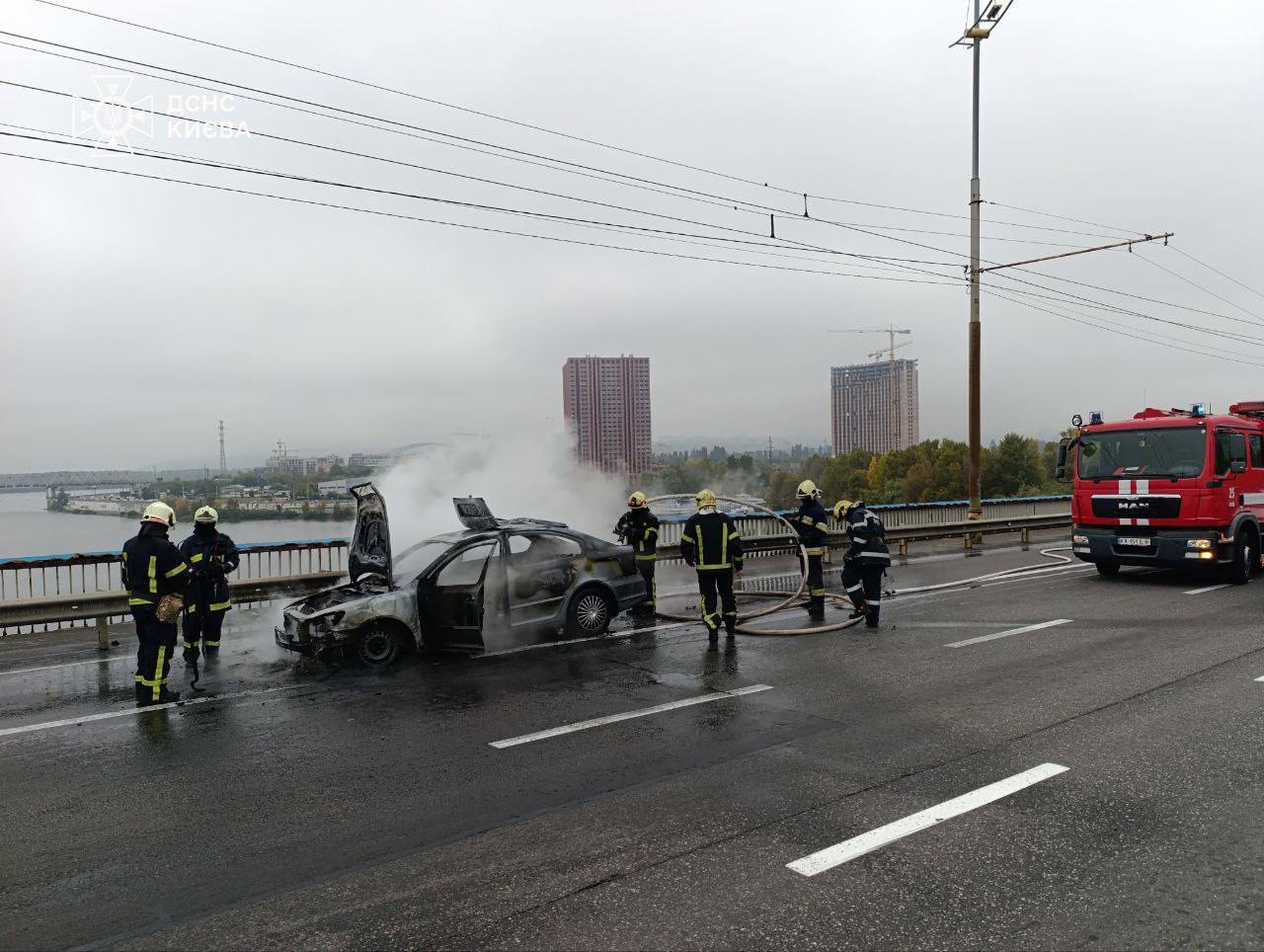 У Києві на Північному мосту під час руху загорівся легковик. Подробиці, фото та відео