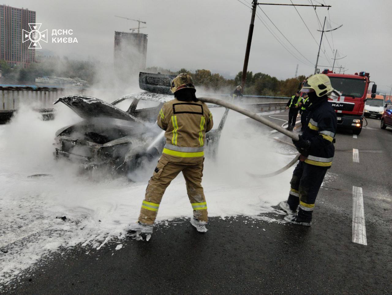 У Києві на Північному мосту під час руху загорівся легковик. Подробиці, фото та відео
