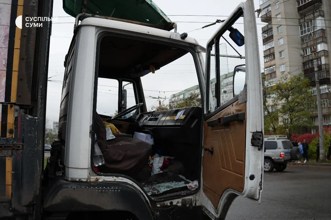 Ворог влучив по перехрестю в Сумах: пошкоджені автівки, 12 постраждалих. Фото