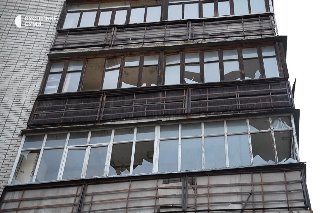 Ворог влучив по перехрестю в Сумах: пошкоджені автівки, 12 постраждалих. Фото