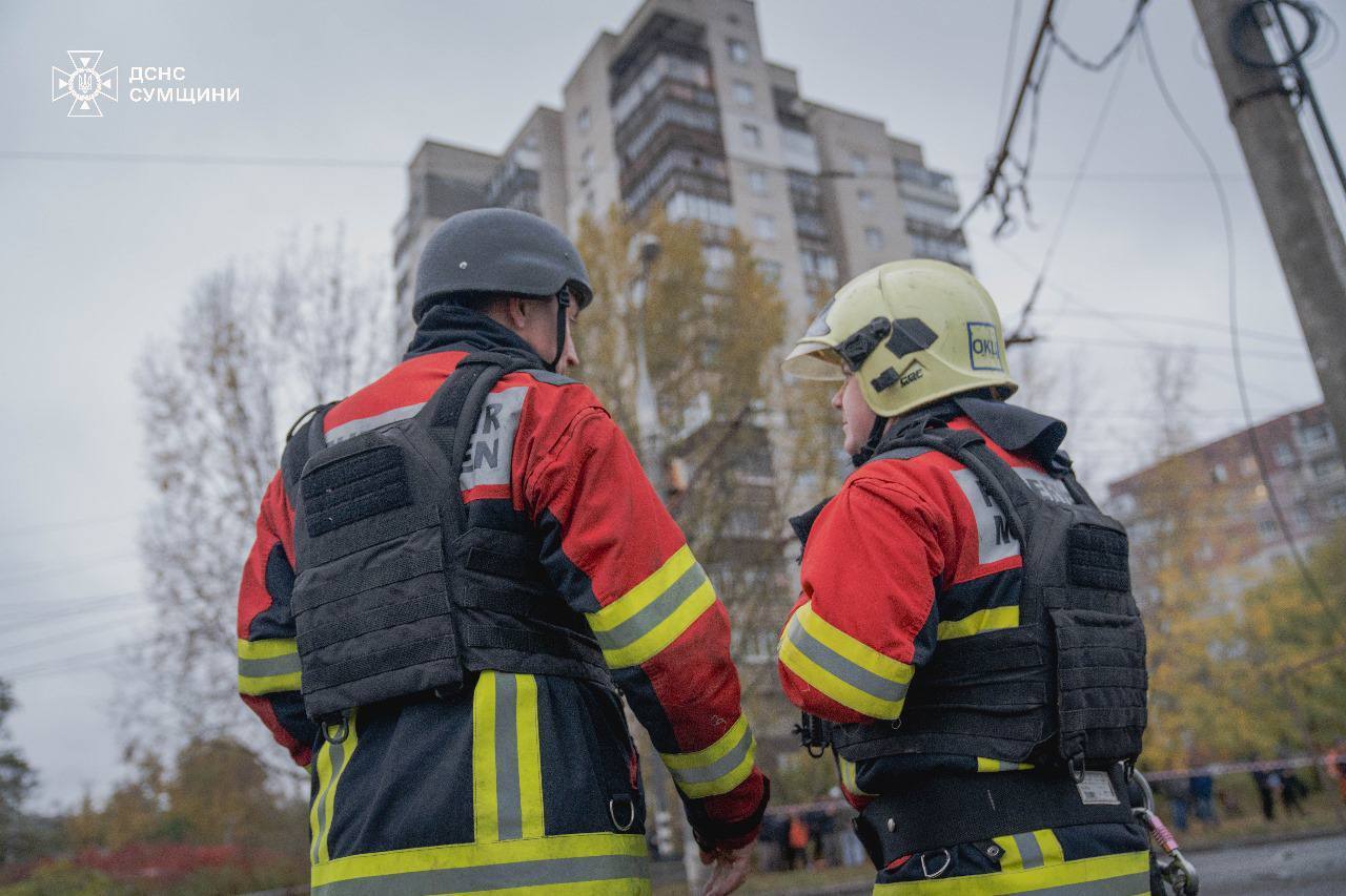 Ворог влучив по перехрестю в Сумах: пошкоджені автівки, 12 постраждалих. Фото