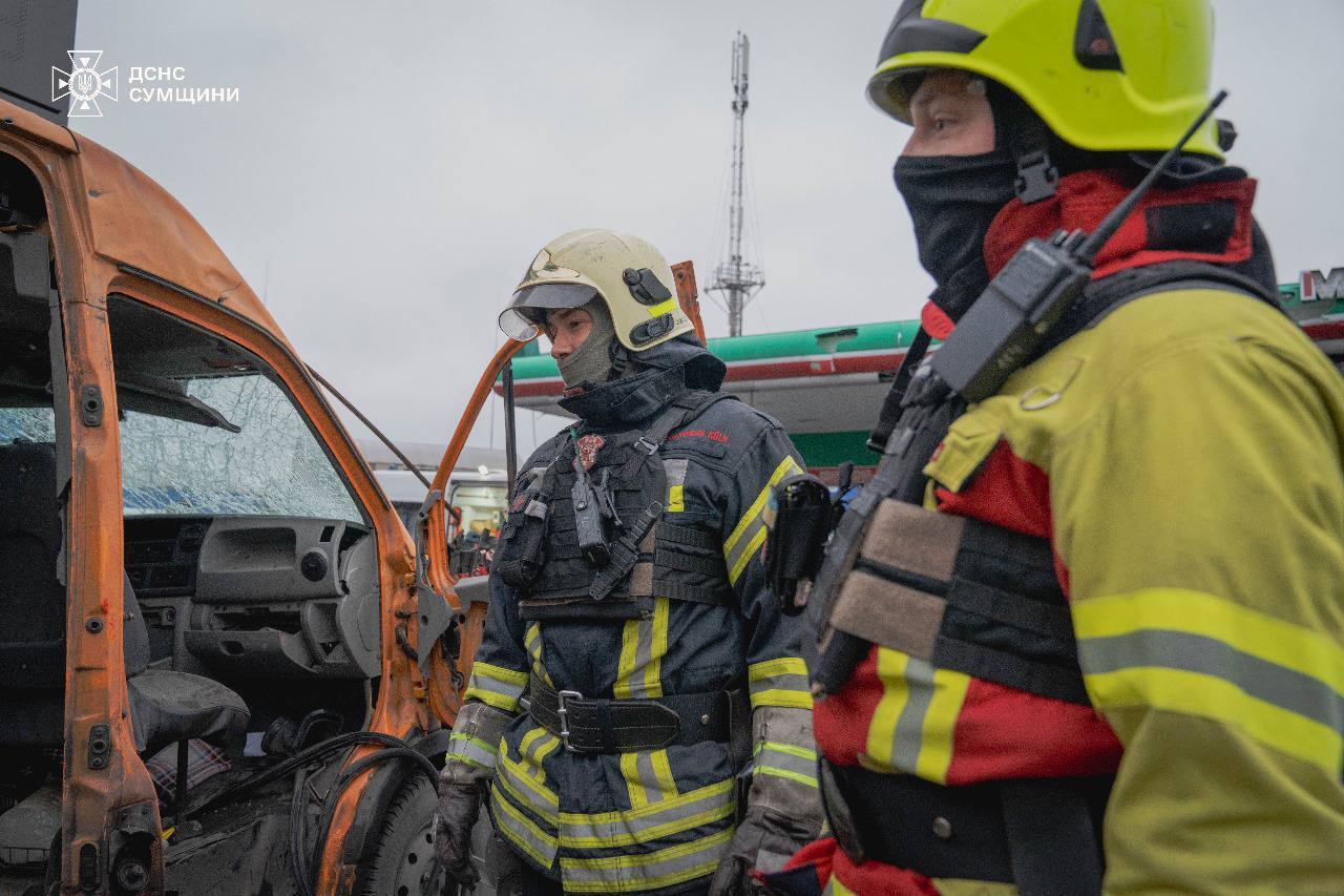 Ворог влучив по перехрестю в Сумах: пошкоджені автівки, 12 постраждалих. Фото