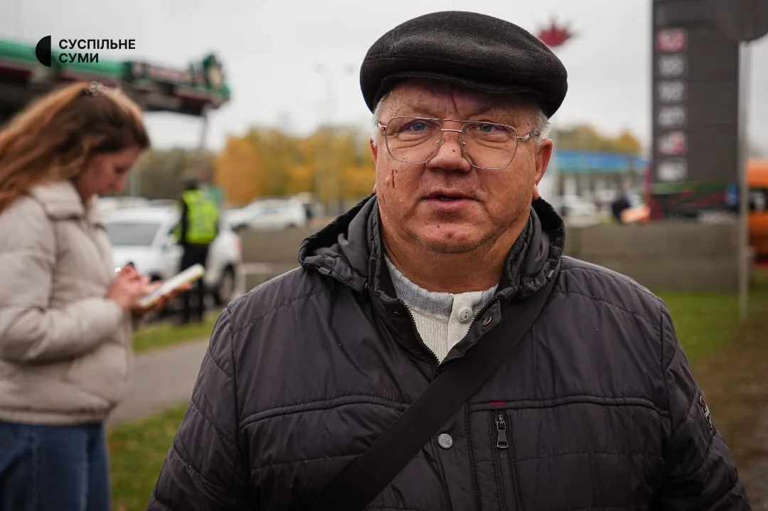 Ворог влучив по перехрестю в Сумах: пошкоджені автівки, 12 постраждалих. Фото