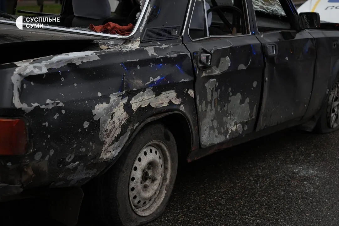 Ворог влучив по перехрестю в Сумах: пошкоджені автівки, 12 постраждалих. Фото