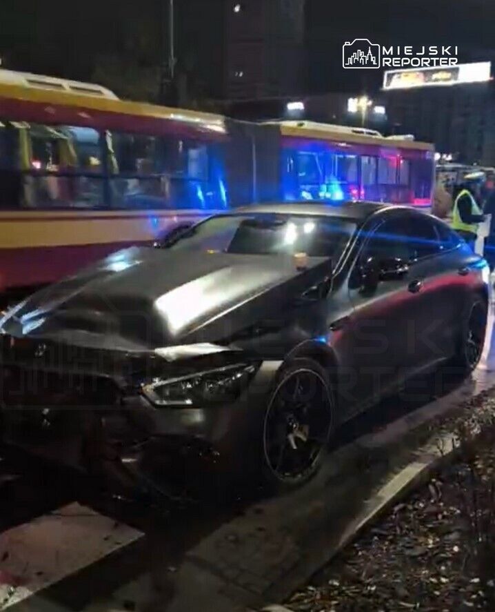 У Варшаві блогер з України потрапив у ДТП на авто за 11 млн і намагався втекти з місця: на момент аварії був нетверезим. Фото