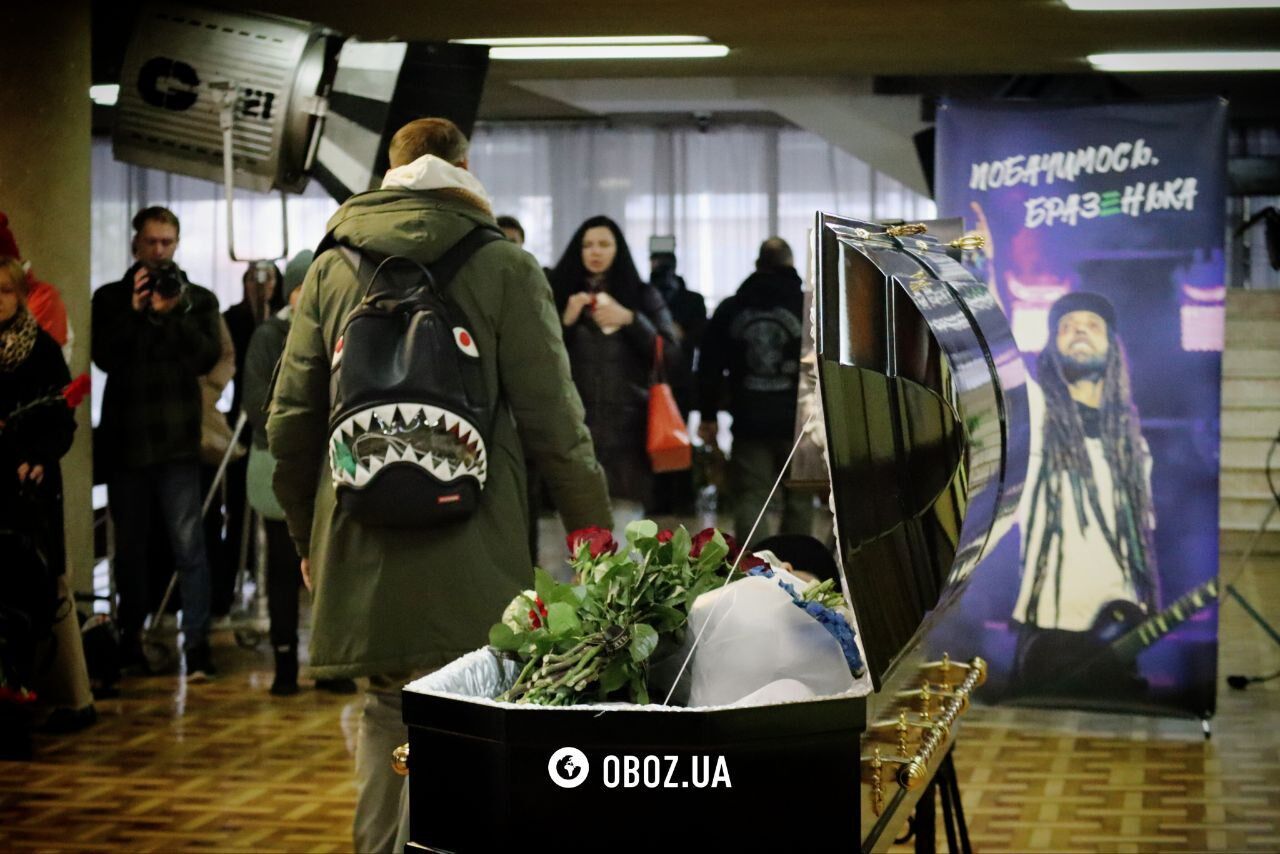 Хоронят в любимой кепке: как проходит прощание с